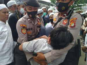 Menanti Habib Rizieq di Petamburan, Lelaki Ini Pingsan