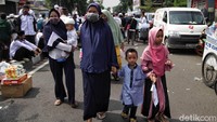 Tak hanya didatangi oleh para pendukungnya, sejumlah pedagang juga tampak mendatangi kawasan Petamburan untuk berjualan.