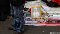 Para pedagang memanfaatkan keramaian momen penyambutan Habib Rizieq tersebut untuk mengumpulkan pundi-pundi uang.