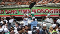 Sejumlah atribut dan aksesoris pun dibawa oleh massa saat menyambut kedatangan Habib Rizieq.
