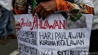 Salah satu warga membawa bahkan membawa poster bertuliskan pantun pahlawan di tengah momen penyambutan kedatangan Habib Rizieq di Petamburan, Jakarta.