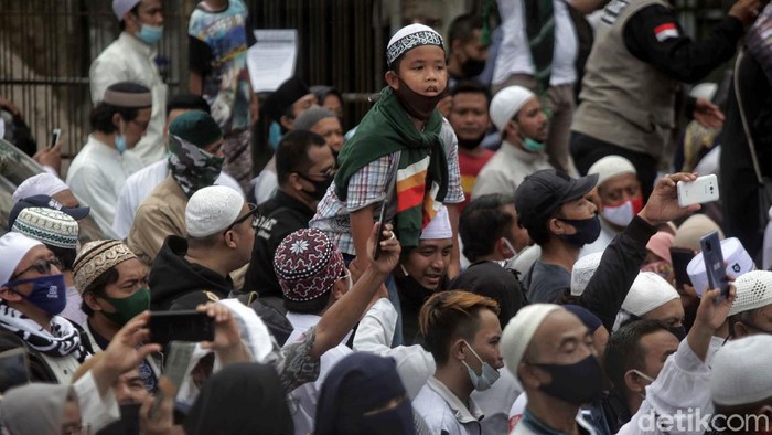 Serba Serbi Penyambutan Habib Rizieq di Petamburan Kawasan Petamburan ramai didatangi warga. Tak hanya untuk sambut kedatangan Habib Rizieq, ada pula pedagang yang manfaatkan keramaian untuk berjualan.