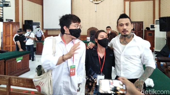 Sidang Jerinx SID dilanjutkan dengan agenda pleidoi. Jerinx menyebut IDI Bali melarang dr Tirta memberi kesaksian untuk meringankannya (Angga Riza/detikcom)