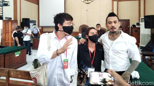 Sidang Jerinx SID dilanjutkan dengan agenda pleidoi. Jerinx menyebut IDI Bali melarang dr Tirta memberi kesaksian untuk meringankannya (Angga Riza/detikcom)