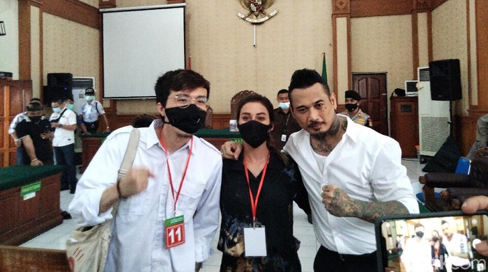 Sidang Jerinx SID dilanjutkan dengan agenda pleidoi. Jerinx menyebut IDI Bali melarang dr Tirta memberi kesaksian untuk meringankannya (Angga Riza/detikcom)