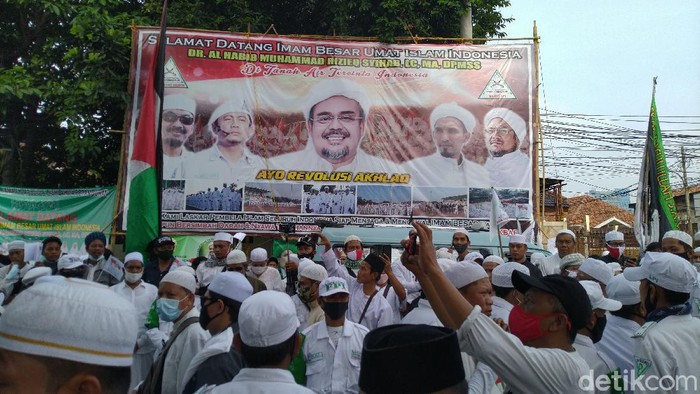 Suasana kawasan Petamburan jelang kedatangan Habib Rizieq.