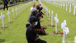 Aksi Tabur Bunga untuk Korban Perang di Makam Ereveld Bandung