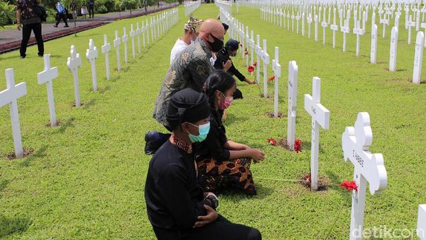 Lantunan lagu Auld Lang Syne mengiringi peringatan jatuhnya ribuan korban perang yang dimakamkan di Ereveld Pandu, Kota Bandung pada Selasa (10/11/2020). Suara khas yang keluar dari lubang doedelzak (bagpipes) atau tas pipa membuat peringatan bersama yang dilakukan Lokra dan Oorlogsgraven Stichting Indonesie semakin syahdu.