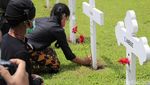Aksi Tabur Bunga untuk Korban Perang di Makam Ereveld Bandung