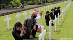 Aksi Tabur Bunga untuk Korban Perang di Makam Ereveld Bandung