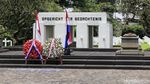 Aksi Tabur Bunga untuk Korban Perang di Makam Ereveld Bandung