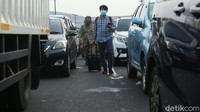 Salah satu penumpang pesawat lainnya asal bekasi ini juga ikut terjebak kemacetan di tol Bandara. Ia mengaku berangkat dari rumah pukul 04.00 WIB, untuk keberangkatan pesawat pukul 06.50. Namun hingga pukul 06.15 ia masih harus berjalan kaki di dalam Tol untuk menuju bandara agar tidak ketinggalan pesawat dan tetap bisa melanjutkan penerbangannya tepat pada waktunya.