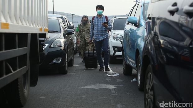 Sejumlah kendaraan terjebak macet di Tol arah Bandara Soekarno Hatta, Tangerang, Selasa (10/11/2020). Pramugari hingga penumpang pesawat pun terpaksa harus jalan kaki.