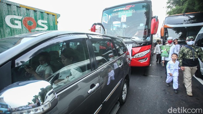 Sejumlah kendaraan terjebak macet di Tol arah Bandara Soekarno Hatta, Tangerang, Selasa (10/11/2020). Pramugari hingga penumpang pesawat pun terpaksa harus jalan kaki.