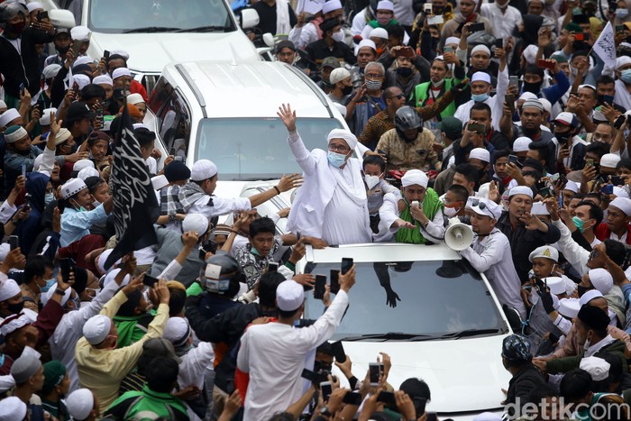Imam Besar FPI Habib Rizieq Shihab tiba di kawasan Slipi, Jakarta. Ia disambut lautan manusia, Selasa (10/11).