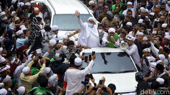 Imam Besar FPI Habib Rizieq Shihab tiba di kawasan Slipi, Jakarta. Ia disambut lautan manusia, Selasa (10/11).