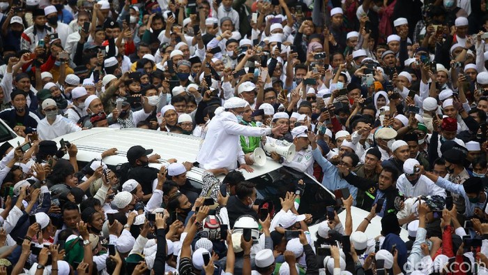 Imam Besar FPI Habib Rizieq Shihab tiba di kawasan Slipi, Jakarta. Ia disambut lautan manusia, Selasa (10/11).