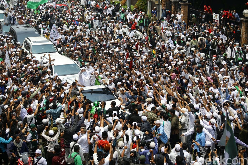 Imam Besar FPI Habib Rizieq Shihab tiba di kawasan Slipi, Jakarta. Ia disambut lautan manusia, Selasa (10/11).