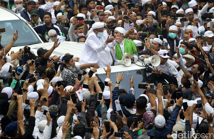 Imam Besar FPI Habib Rizieq Shihab tiba di kawasan Slipi, Jakarta. Ia disambut lautan manusia, Selasa (10/11).