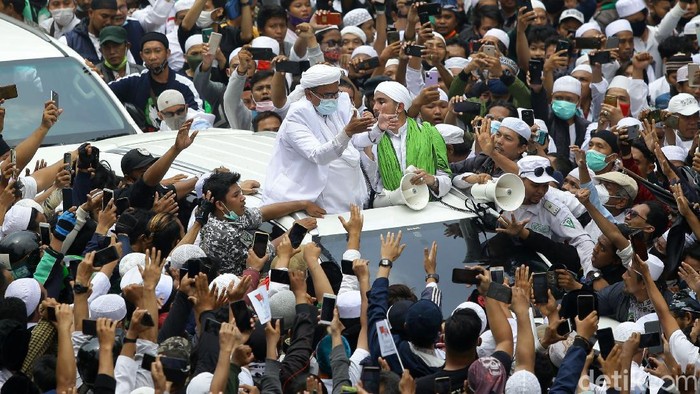 Imam Besar FPI Habib Rizieq Shihab tiba di kawasan Slipi, Jakarta. Ia disambut lautan manusia, Selasa (10/11).