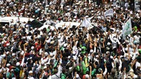 Saat tiba di kawasan Slipi, Habib Rizieq disambut lautan manusia.