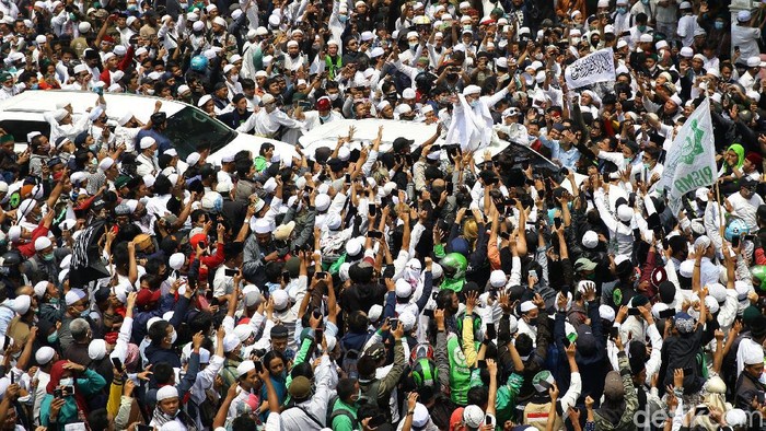 Imam Besar FPI Habib Rizieq Shihab tiba di kawasan Slipi, Jakarta. Ia disambut lautan manusia, Selasa (10/11).