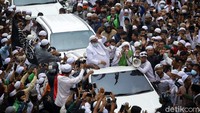 Habib Rizieq melambaikan tangan kepada pendukungnya.