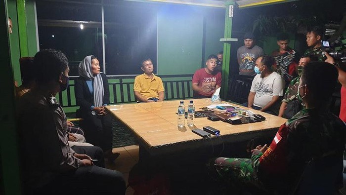 Tiga terduga pelaku penyelundupan imigran etnis Rohingya saat menjalani pemeriksaan di Makodim Aceh Utara, Jumat (6/11/2020) malam (Antara Aceh/HO)