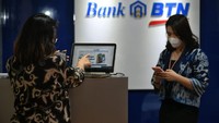 Dua wanita pengguna Mobile Banking BTN tampak mengakses fitur  pembayaran untuk menyelesaikan transaksi perbelanjaan di situs e-commerce di Jakarta, Selasa (10/11).  Foto: dok. Bank BTN