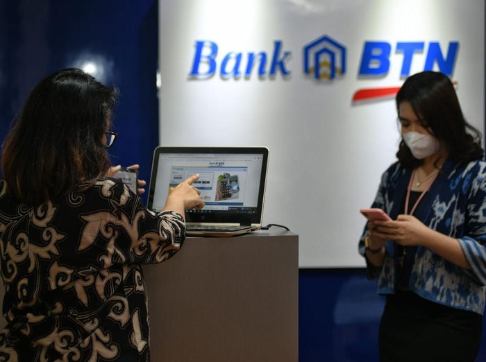 Pandemi COVID-19 membuat transaksi perbankan secara online meningkat pesat. Salah satunya adalah nasabah Bank BTN yang makin makin aktif bertransaksi melalui mobile banking.