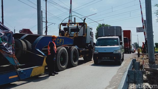 Truk longbed mogok di perlintasan KA