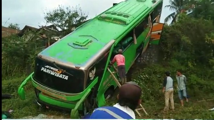 Truk masuk ke jurang di Tasikmalaya.