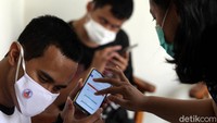 Mentor menunjukan halaman web yang digunakan untuk materi kelas daring.