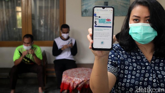 Uji Coba Kelas Daring untuk Siswa Tunanetra Siswa SLB A di Yogyakarta melaksanakan uji coba dan simulasi kelas secara daring. Hal itu dilakukan sebagai bagian persiapan kelas daring selama masa pandemi.