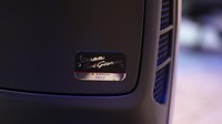 Port USB kini menjadi utilitas standar yang dapat diakses di dalam kompartemen pada perisai. Foto: Piaggio Indonesia