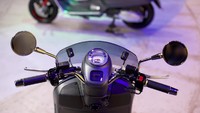 Kluster instrumen bulat yang  dikombinasi speedometer analog berlatar putih, dan fairing atas berpoles perunggu. Foto: Piaggio Indonesia