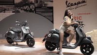 Seperti semua versi Vespa berbodi besar, Vespa Sei Giorni memiliki kompartemen helm yang luas dan tempat duduk yang luas serta nyaman. Dengan jok dua lapis dan jahitan putih yang kontras, sadel dengan dudukan yang tampak tunggal, namun mampu memuat penumpang belakang. Foto: Piaggio Indonesia