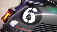 Warna baru Grey Titanio dilengkapi dengan detail merah pada logo Sei Giorni, decal pada pelek hitam, dan shockbreakernya menghadirkan aura sporty. Di bagian belakang perisai tersemat plat Vespa Sei Giorni II Edition bernomor, dengan tampilan front tie berhias warna hitam matt. Foto: Piaggio Indonesia