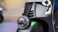 Skutik ini memiliki tampilan klasik yang dicirikan low headlight di mudguard depan, setang dengan selongsong besi terbuka. Foto: Piaggio Indonesia