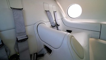 Interiornya dibuat nyaman dengan kursi empuk yang berukuran besar. Foto: Virgin Hyperloop