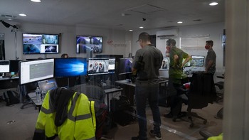 Pihak teknisi Virgin Hyperloop mengamati dengan seksama proses uji coba tersebut. Foto: Virgin Hyperloop