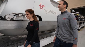 Inilah uji coba hyperloop pertama di dunia dengan dua penumpang di dalamnya. Foto: Virgin Hyperloop