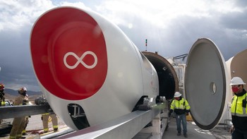 Dalam sistem hyperloop, kereta melayang menggunakan magnet sehingga sangat cepat dan senyap. Nantinya, perjalanan antara New York dan Washington dengan sistem ini diprediksi hanya setengah jam, dua kali lebih cepat dari pesawat. Foto: Virgin Hyperloop