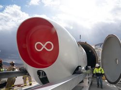 Uji Coba Perdana Penumpang Naiki Kereta Penakluk Pesawat