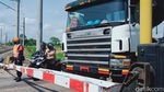 Waduh! Truk Bermuatan 20 Ton Nyangkut di Rel Kereta Klaten