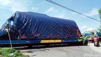 Truk kembali mundur dan posisinya miring sehingga tak bisa bergerak persis di belakang kayu penutup lintasan kereta api