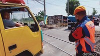 Sejumlah petugas pun tampak berada di lokasi truk tersangkut tersebut untuk mengatur lalu lintas yang terganggu.