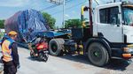 Waduh! Truk Bermuatan 20 Ton Nyangkut di Rel Kereta Klaten