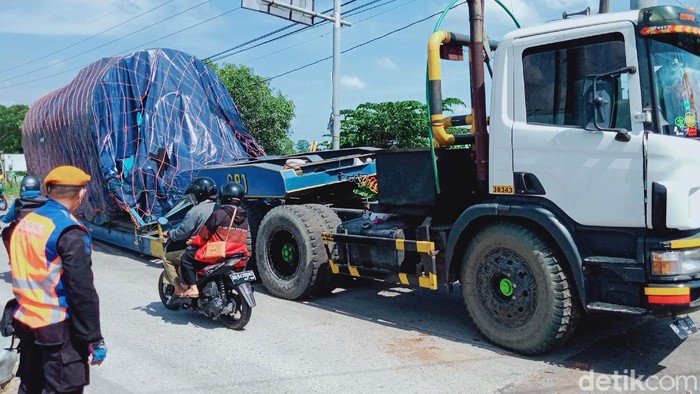 Waduh, Truk Longbed Bermuatan 20 Ton Nyangkut di Rel Kereta Klaten Sebuah truk longbed yang mengangkut mesin pabrik seberat 20 ton tersangkut di rel kereta api yang berada di Klaten. Berikut potretnya.