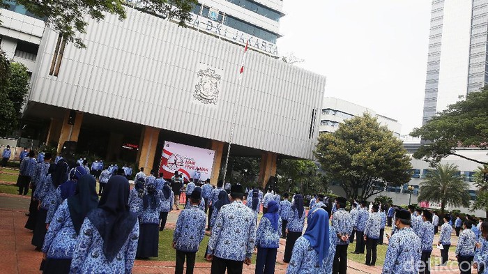 Wakil Gubernur DKI Jakarta, Ahmad Riza Patria menjadi pembina upacara peringatan Hari Pahlawan di Balai Kota DKI Jakarta. Upacara digelar secara terbatas.